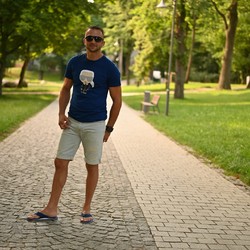 Tym razem przedstawiamy propozycję dla Panów. 🔥
T-shirt Karl Lagerfeld dostępny w rozmiarze S, M, L <---- ostatnie sztuki 
Łapcie okazję i zaglądajcie na www.targowa1.pl lub stacjonarnie Jarocin, ul.Targowa1

#men #menstyle #polishmodel #karllagerfeld #musthave #store #zakupyinternetowe #summer #lookoftheday #moda #modameska